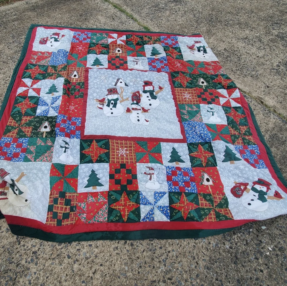 Festive Snowman Patchwork Quilt - Red & Green Holiday Bedding